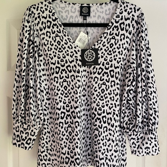 bobeau Tops - Bobeau Black and White Fitted Graphic Blouse